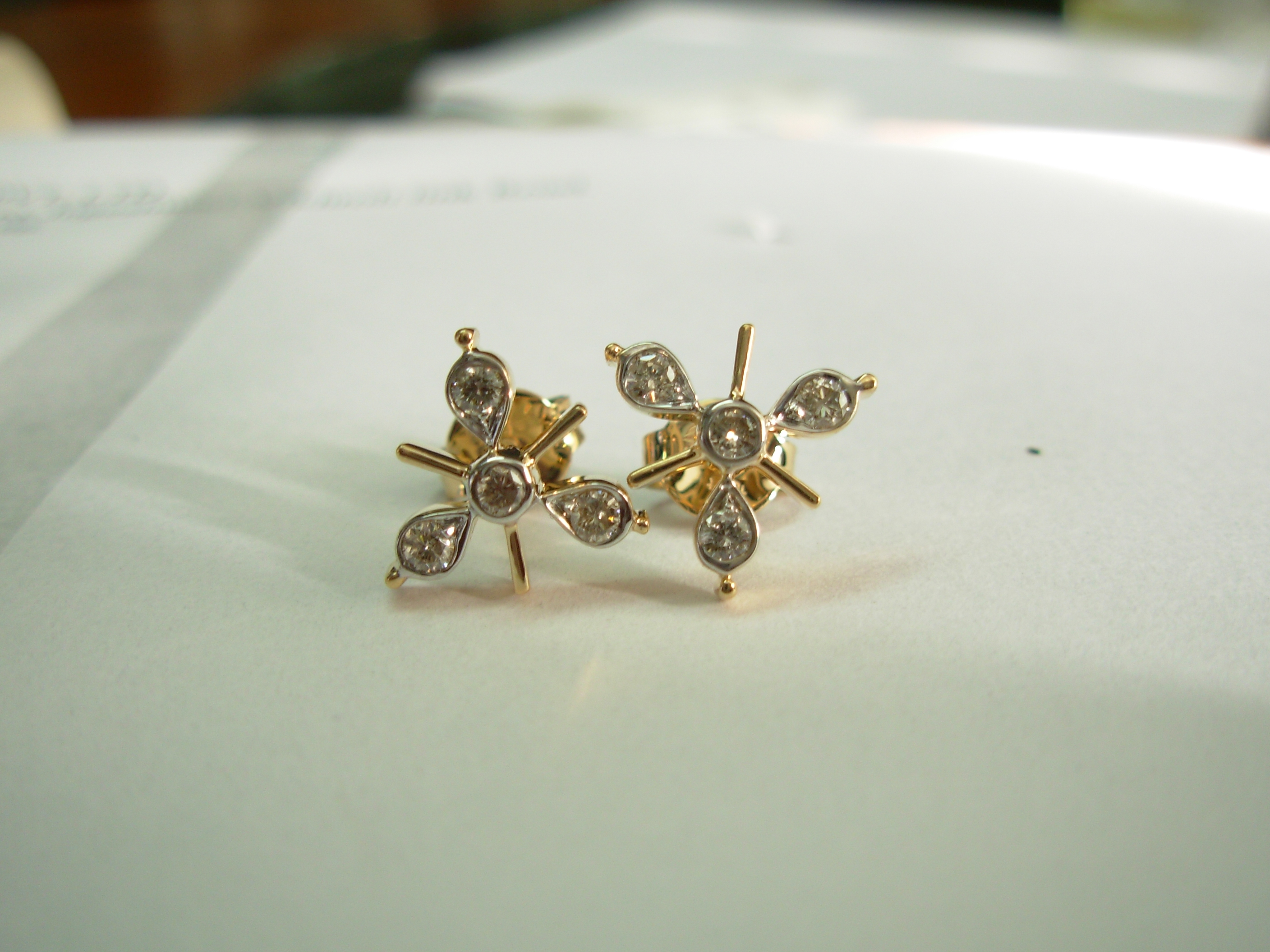 Beautiful 18 Kt Gold  Natural Diamond Earing